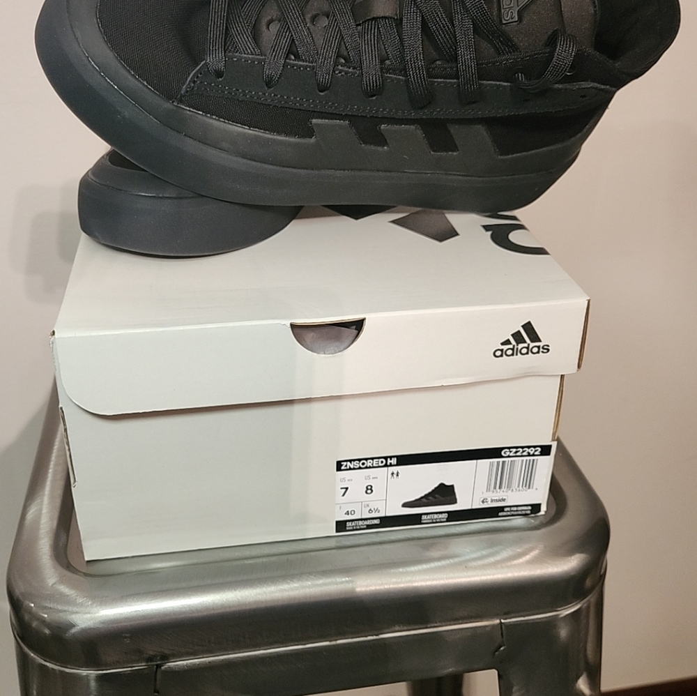 Adidas shoes - Picture 2 of 4
